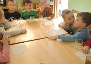 dzieci siedzą przy stole