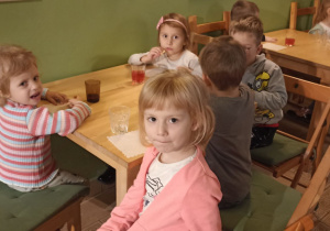 dzieci siedzą przy stole
