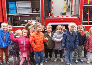 dzieci stoją przed wozem strażackim