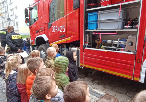dzieci stoją przed wozem strażackim