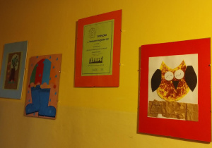 Antyramy z pracami dzieci na przedszkolnych ścianach