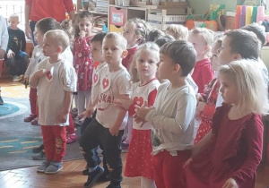 Dzieci podczas przedszkolnych obchodów Święta Niepodległości
