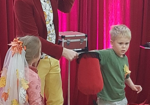Dzieci biorą udział w magicznej sztuczce.