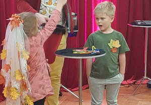 Dzieci biorą udział w magicznej sztuczce.