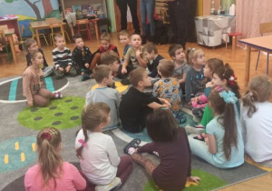 dzieci słuchają prezentacji