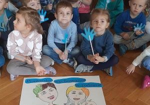 dzieci prezentują wykonane plakaty o prawach dziecka