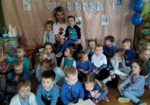 Dzieci obchodzą Dzień Praw Dziecka w przedszkolu.