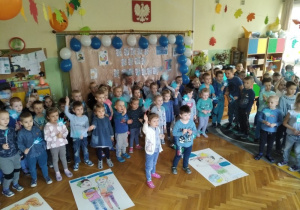 Dzieci obchodzą Dzień Praw Dziecka w przedszkolu.