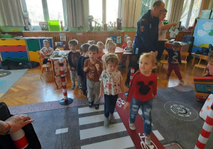 Dzieci podczas zajęć z pracownikami Straży Miejskiej