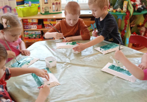 dzieci malują papierowe talerzyki