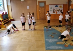 Dzieci podczas zajęć gimnastycznych