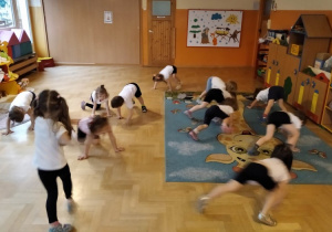 Dzieci podczas zajęć gimnastycznych