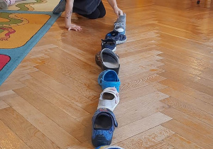 Dzieci ustawiają buty do wróżby