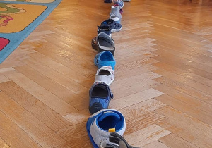 Dzieci ustawiają buty do wróżby