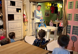 Dzieci oglądają prezentowane lalki teatralne