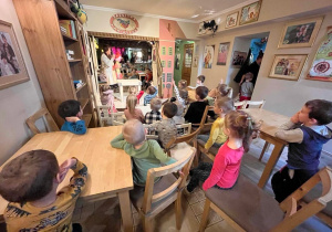 Dzieci oglądają prezentowane lalki teatralne