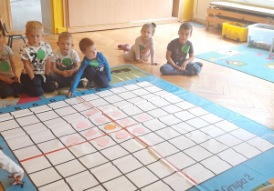 dzieci kodują na dywanie