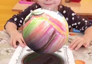 Dziecko pozuje do zdjęcia z kolorowanką 3D