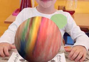 Dziecko pozuje do zdjęcia z kolorowanką 3D