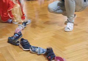 na podłodze ustawione są buty jeden za drugim