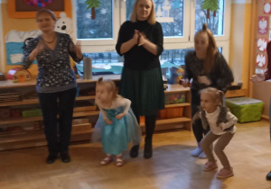 rodzice i dzieci tańczą