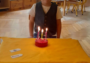 Dziecko zdmuchuje urodzinowe świeczki