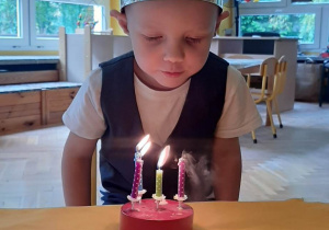 Dziecko zdmuchuje urodzinowe świeczki