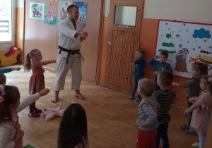 Zajęcia ruchowe z panem karateką