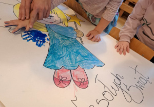 Dzieci wykonują pracę plastyczną "Aniołek"