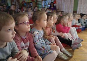 Dzieci podczas oglądania przedstawienia