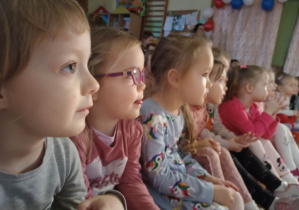 Dzieci podczas oglądania przedstawienia