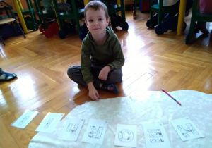 Dzieci układaja zimowe napisy