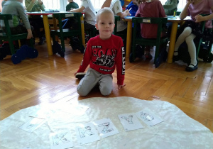 Dzieci układaja zimowe napisy