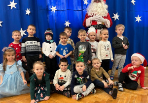 Dzieci pozują do zdjęcia ze Św. Mikołajem