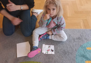 dzieci na dywanie układają puzzle