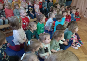 Dzieci słuchają audycji muzycznej