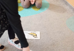 dziewczynka układa obrazek ptaka
