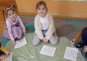 dzieci układają sudoku