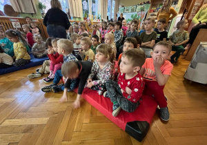 dzieci słuchają koncertu muzycznego