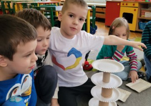 Dzieci budują wieże