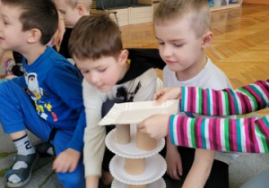 Dzieci budują wieże