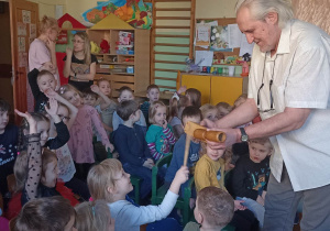 dziweczynka gra na instrumencie