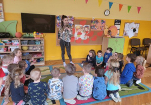 Dzieci słuchają informacji o surykatkach