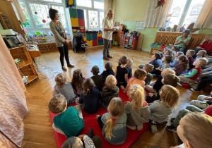 Dzieci słuchają informacji na temat instrumentów muzycznych