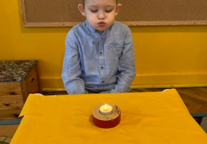 Chłopiec zdmuchuje urodzinową świeczkę