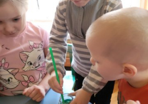 Dzieci wykonują wodny instrument