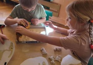 Dzieci odkrywają ślady dinozaurów