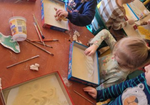 Dzieci odkrywają ślady dinozaurów