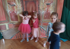 Dzieci przed dekoracją