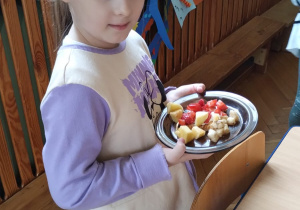 Dziewczynka przygotowuje francuski omlet